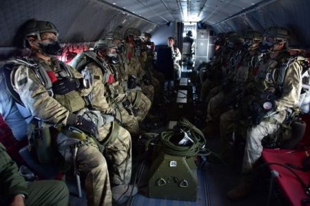 Türkiyə xüsusi təyinatlılarının gecə paraşütlə tullanma görüntüləri 