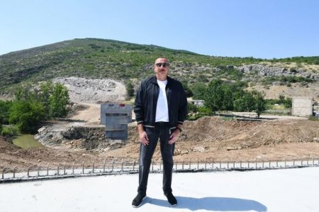 İlham Əliyev Zəfər yolu üzərindəki körpünün inşası ilə tanış oldu - YENİLƏNİB + FOTO