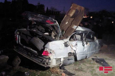Gəncədə minik avtomobili hasara və traktora çırpılıb, sürücü ağır xəsarət alıb – FOTO