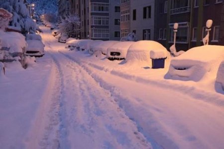 Türkiyədə son 54 ilin ən güclü qarı: Vətəndaşlar maşınlarını tapmaqda çətinlik çəkdilər - FOTO
