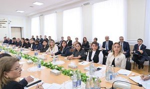 Nazir bir neçə məktəb direktoru ilə mövcud problemləri müzakirə edib